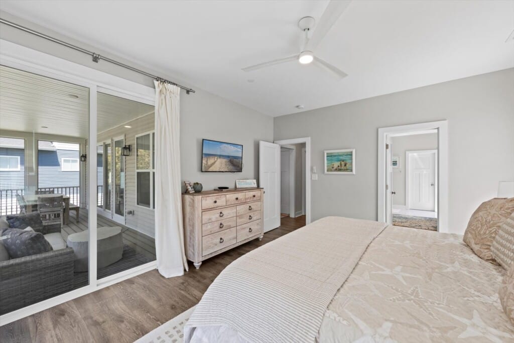 | Showcase 4 | Furnished lounge in an Annapolis Historic District rental |